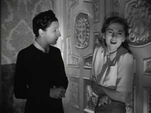 Joan Fontaine (à direita) contracenando com Judith Anderson em "Rebecca"
